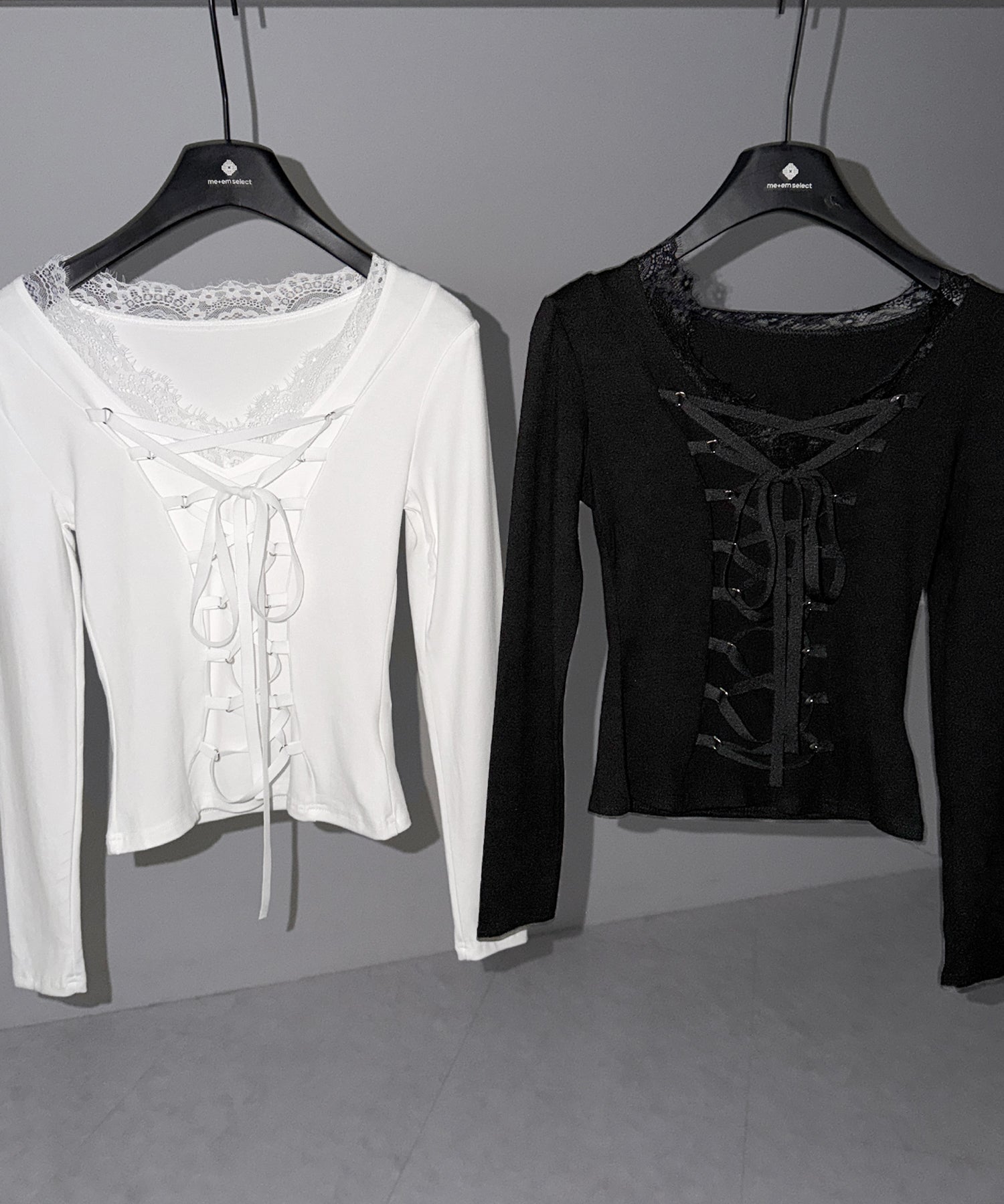 【 クロスネックにできる2WAY 】フロントリボンレースアップスリムカットソートップス / 2WAY front ribbon lace up slim cutsew tops
