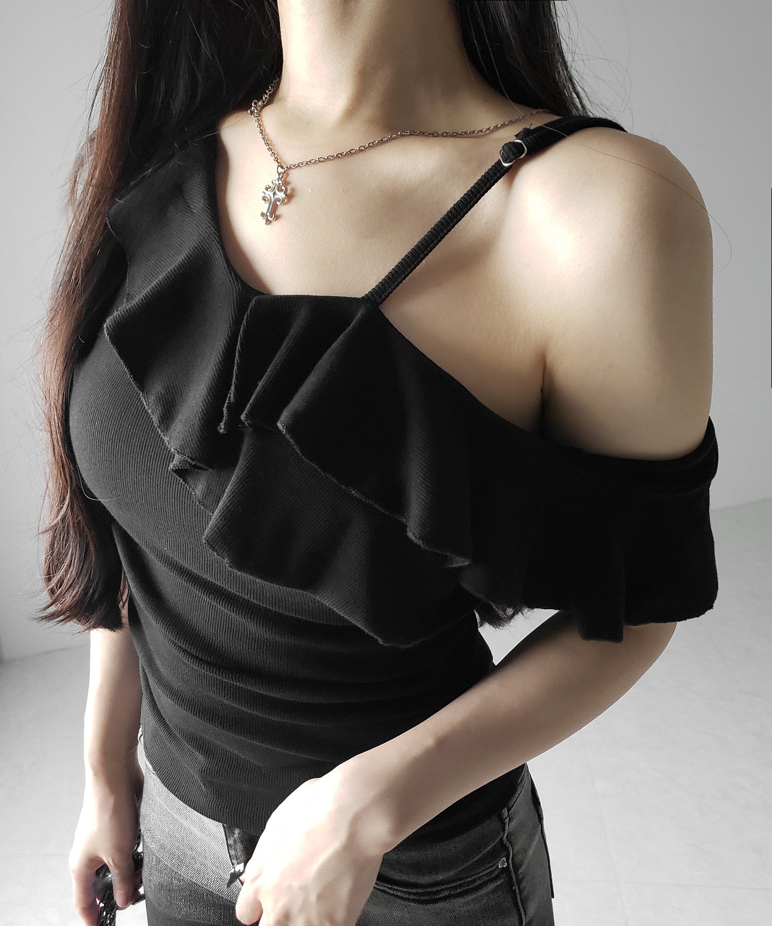 ワンショルストラップフリルリブTシャツ / one shoulder strap frill ribbed T-shirt