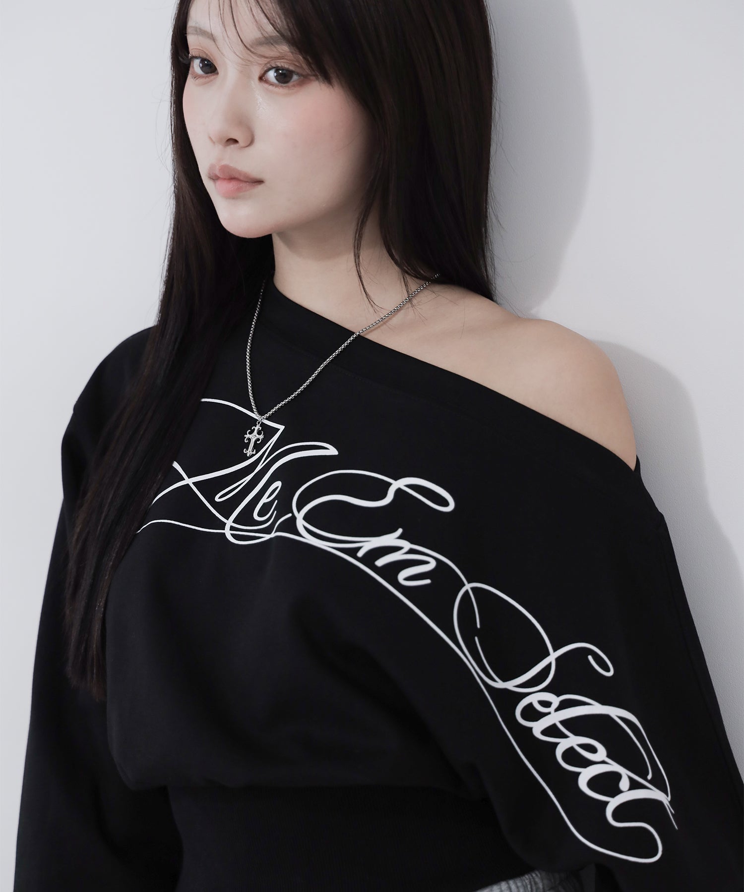 レタリングロゴワンショルショートスウェットライクトップス / lettering logo one-shoulder short sweatlike tops