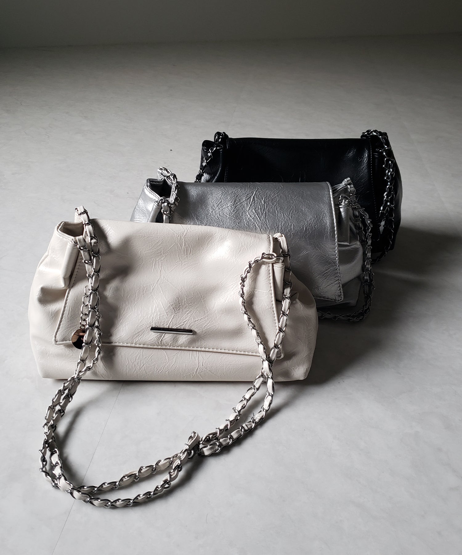 チェーンフェイクレザーフラップショルダーバッグ / chain fake leather flap shoulder bag