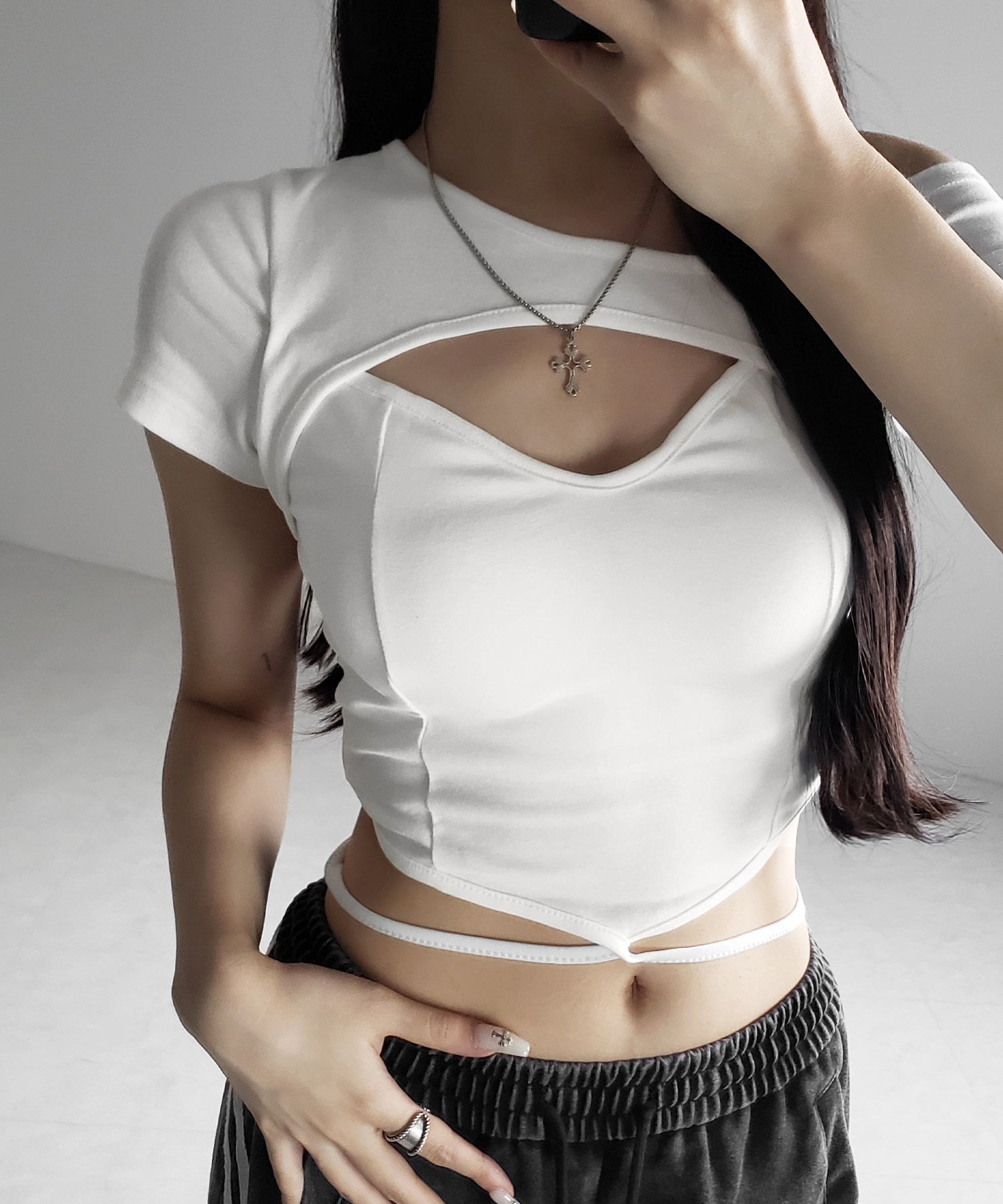 胸開きカットアウトクロスストラップワンショルダーTシャツ / open chest cutout cross strap one shoulder T-shirts