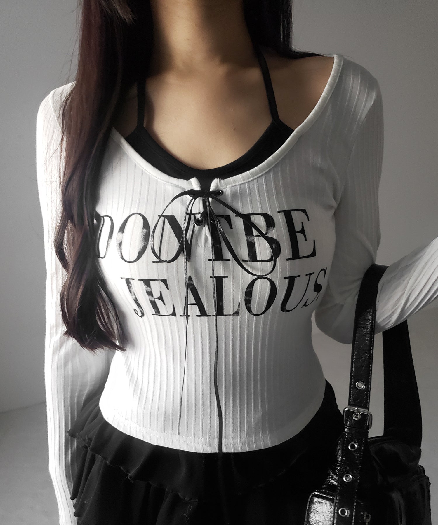 【 クロスネックにできる2WAY 】レースアップフェイクレイヤードロゴカットソートップス / laceup fake layered logo cutsew tops