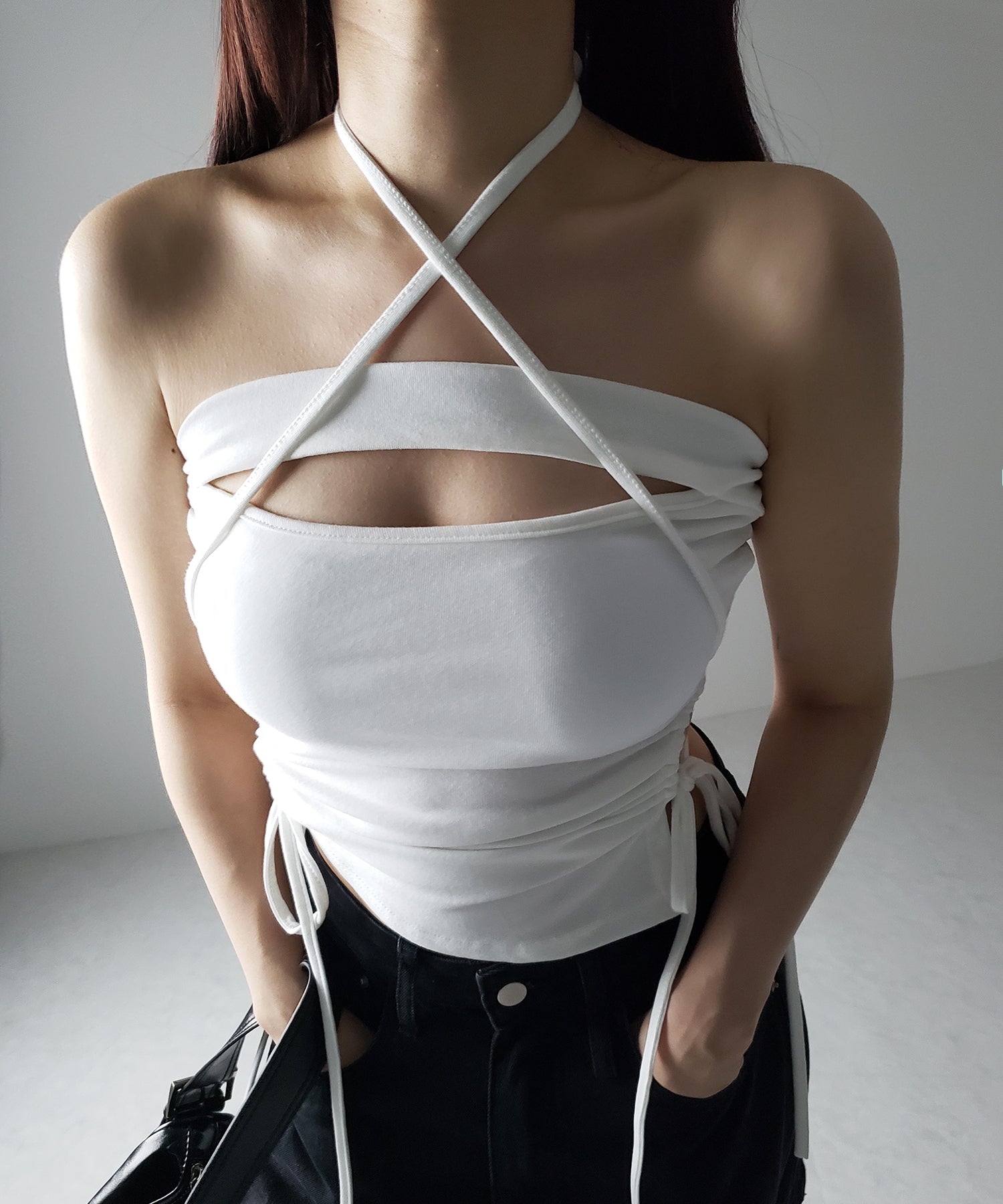 【 カップ付き / 2WAY 】クロスストラップリボンカットアウトショートキャミソール / cross strap ribbon cutout short camisole