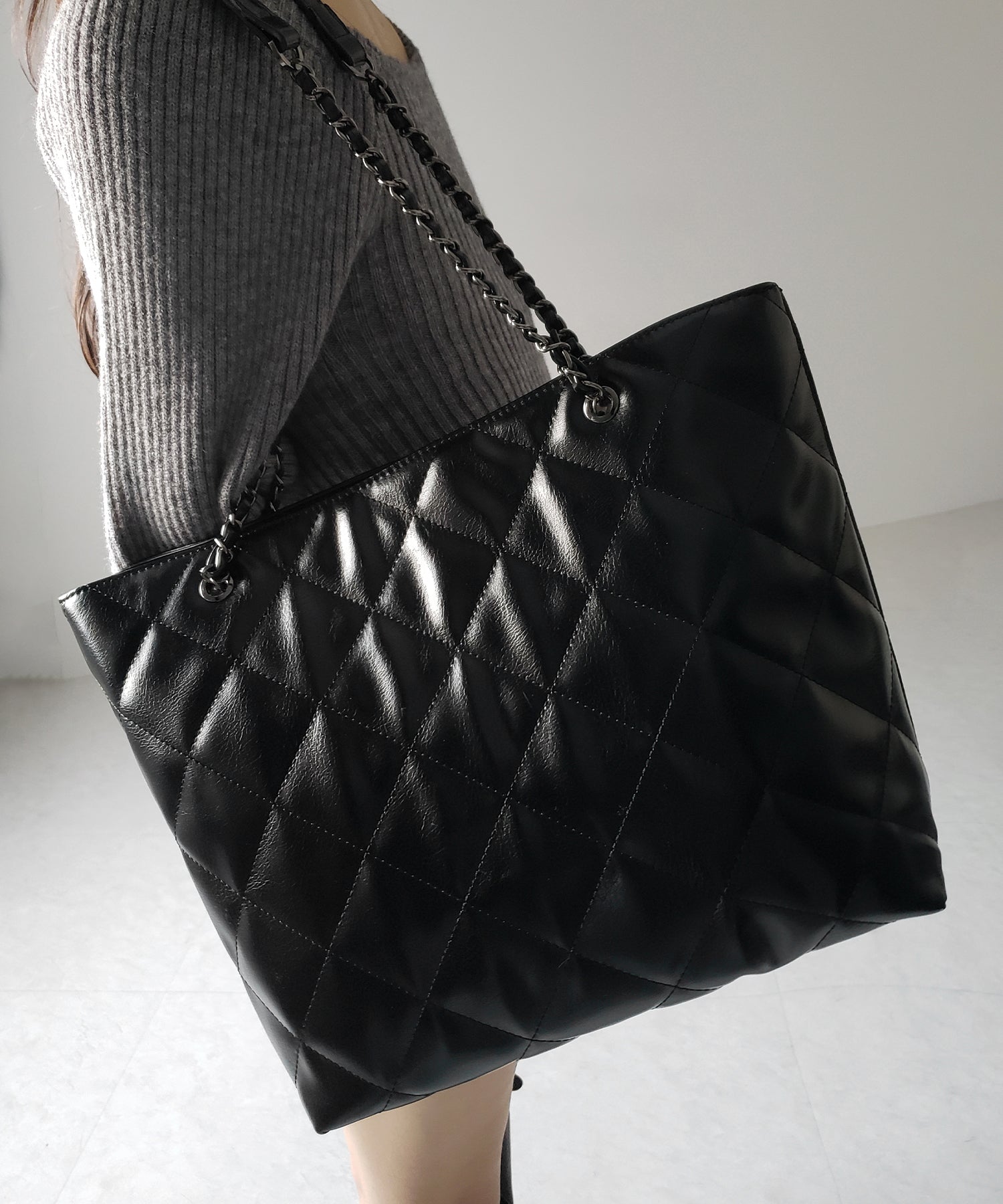 【 A4収納可 】キルティングチェーンスクエアトートショルダーバッグ / quilting chain square tote shoulder bag