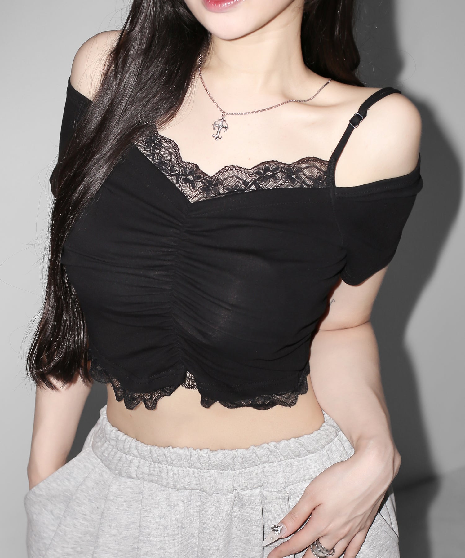 レースドッキングシャーリング半袖オフショルトップス / lace docking shirring short-sleeved off-shoulder tops