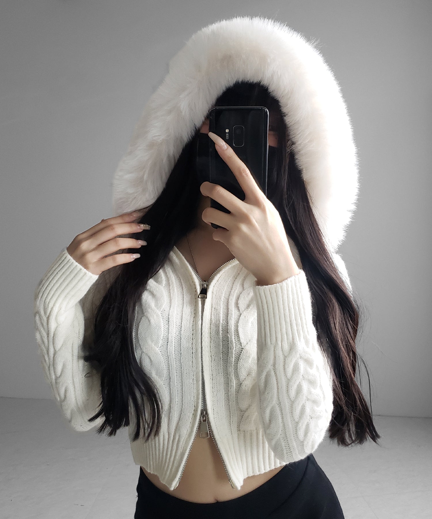 ファーフーディダブルジップショートニットパーカー / Fur hooded double zip short knit hoodie