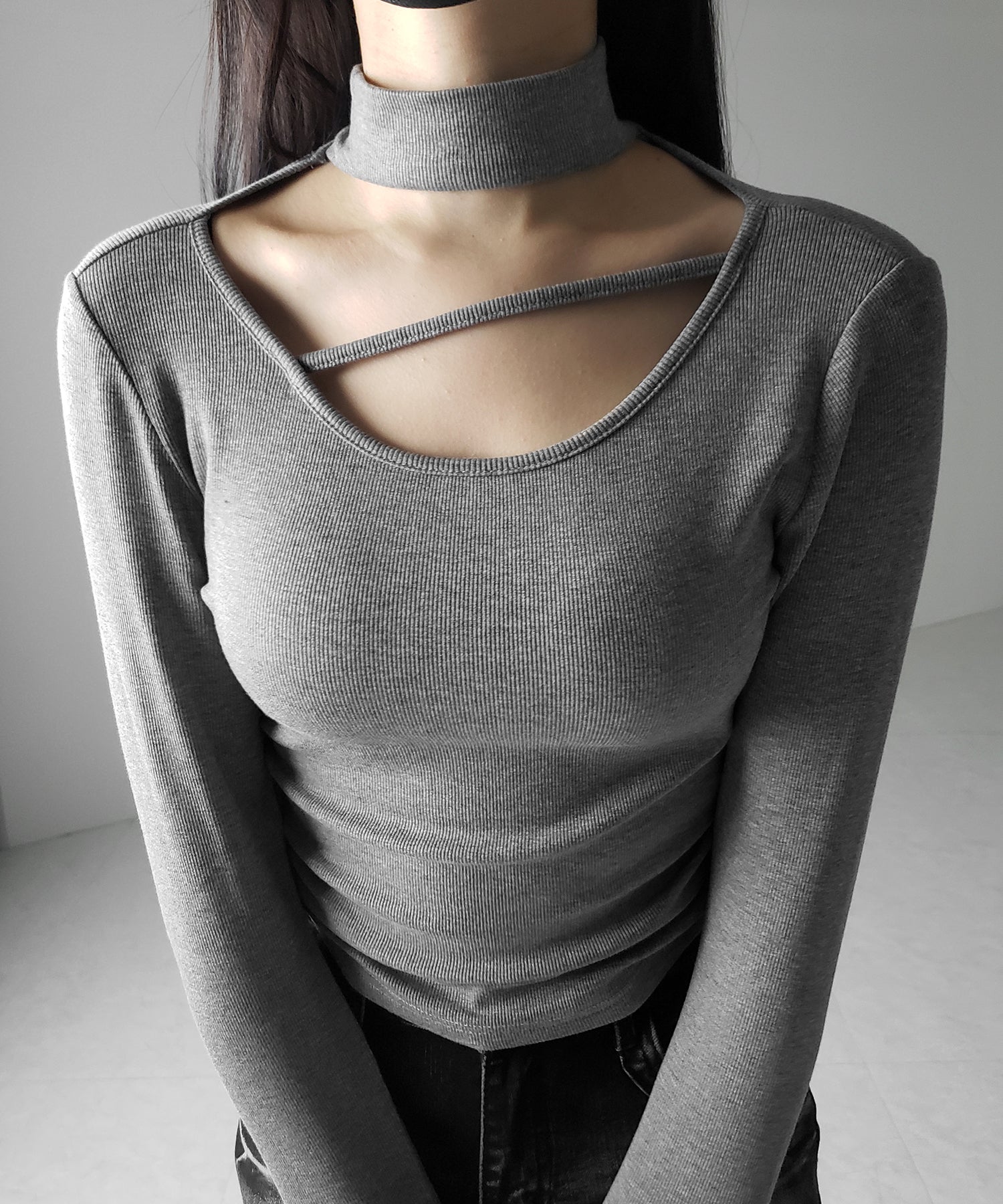 【 裏起毛 】チョーカーナナメストラップシャーリングトップス / choker naname strap shirring tops