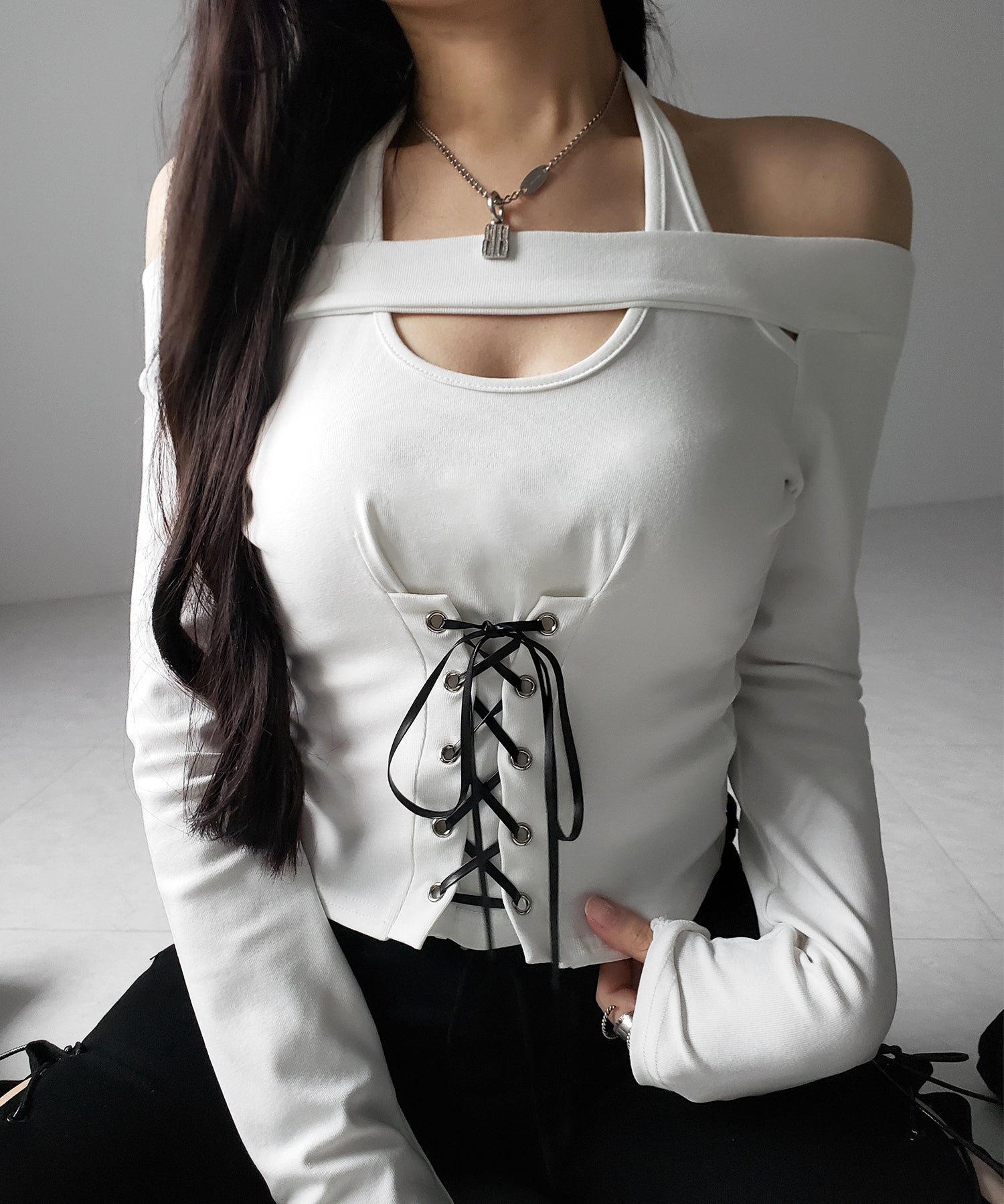 レースアップカットアウトホルターオフショルトップス / laceup cutout halter offshoulder tops