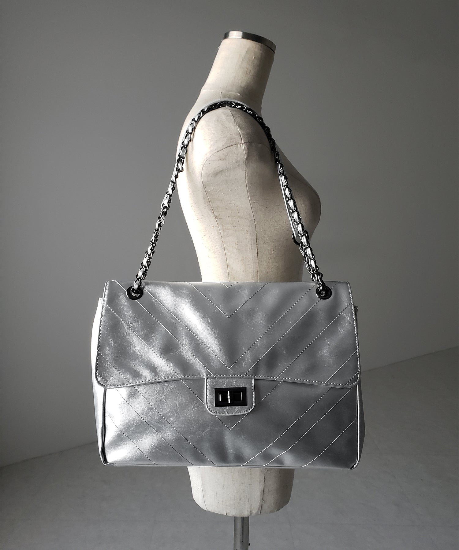 2WAY チェーンフェイクレザーフラップショルダーバッグ / 2WAY chain fake leather flap shoulder bag