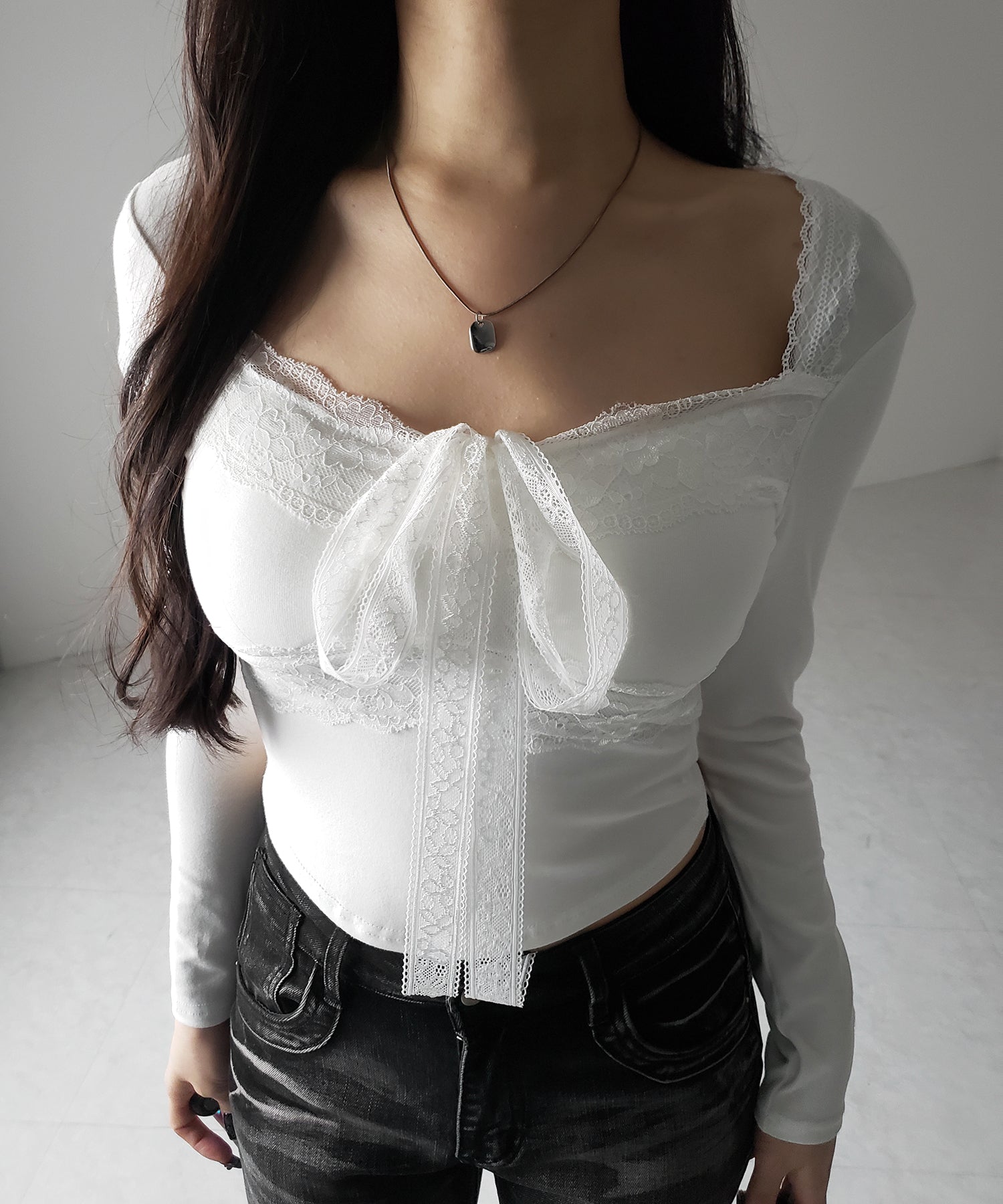 【 2color / 2WAY 】クロスネックレースリボンスクエアカットソートップス / cross neck lace ribbon square cutsaw tops