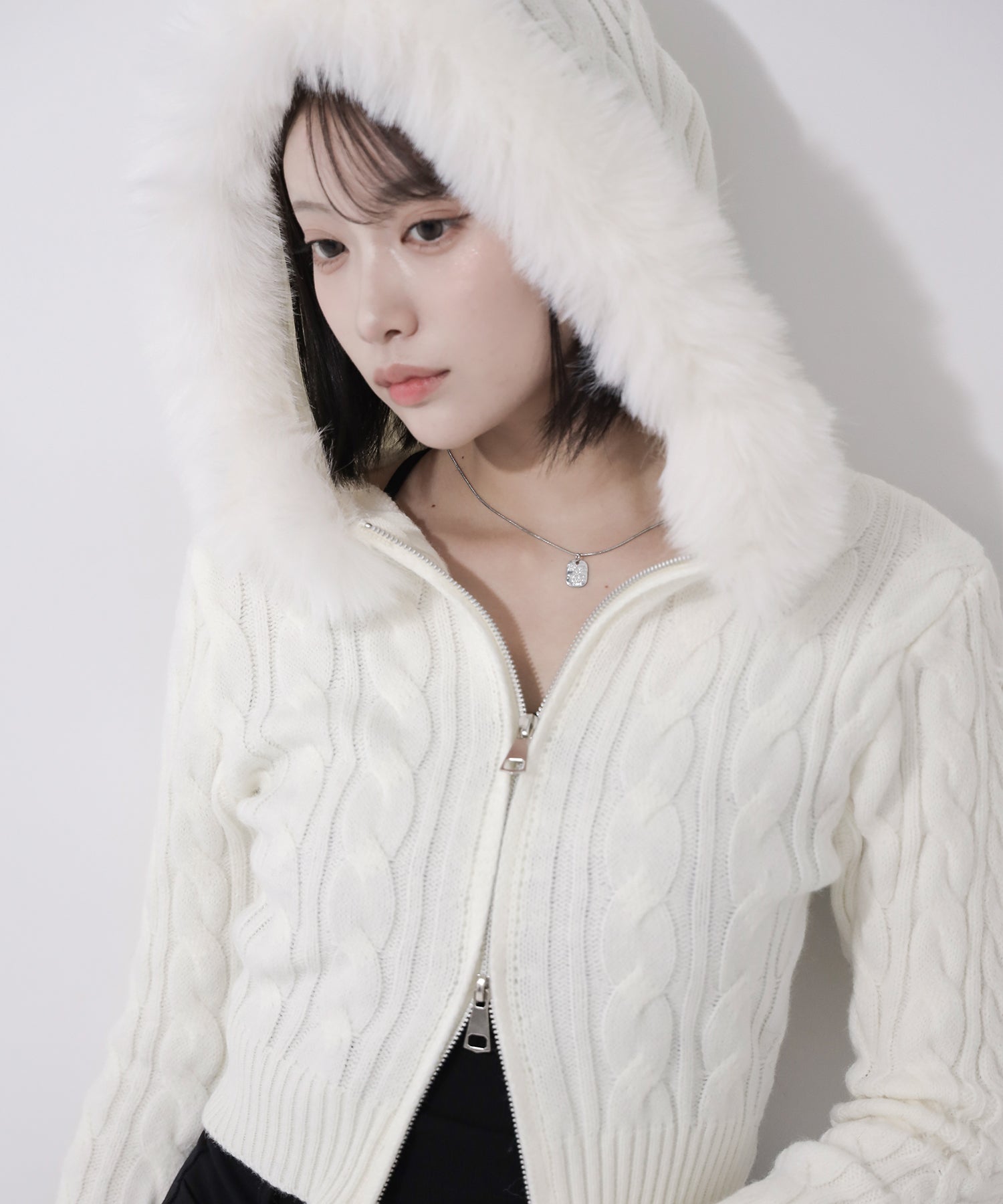 ファーフーディダブルジップショートニットパーカー / Fur hooded double zip short knit hoodie