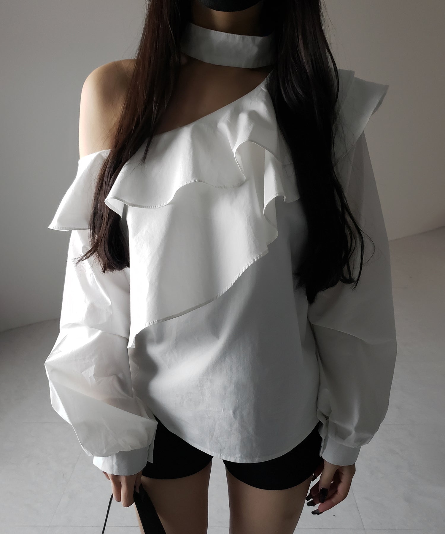 【 2color 】チョーカーフリルワンショルダーブラウス / choker frill one shoulder blouse