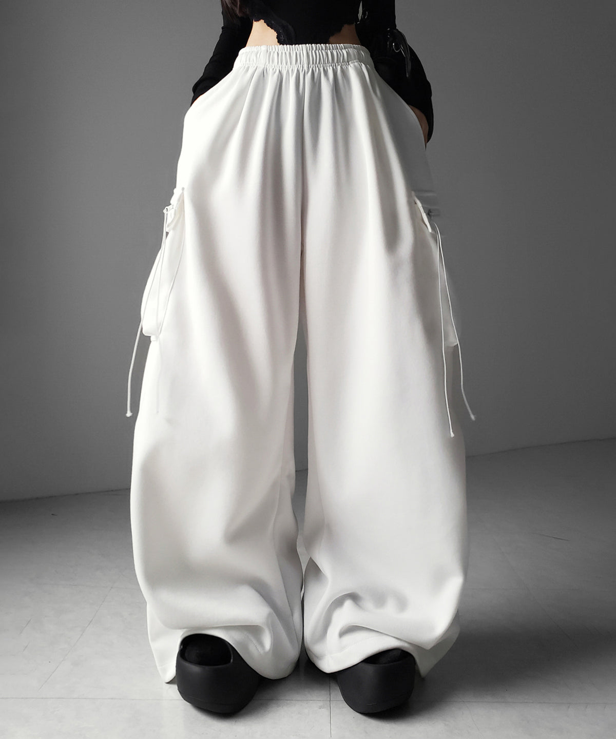 【 裾絞り可能2WAY 】ドローコードタックワイドカーゴスウェットパンツ / drawcord tuck wide cargo sweatpants