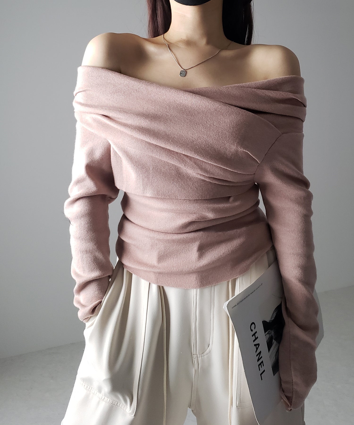 タックデザインドレープオフショルダーリブニット