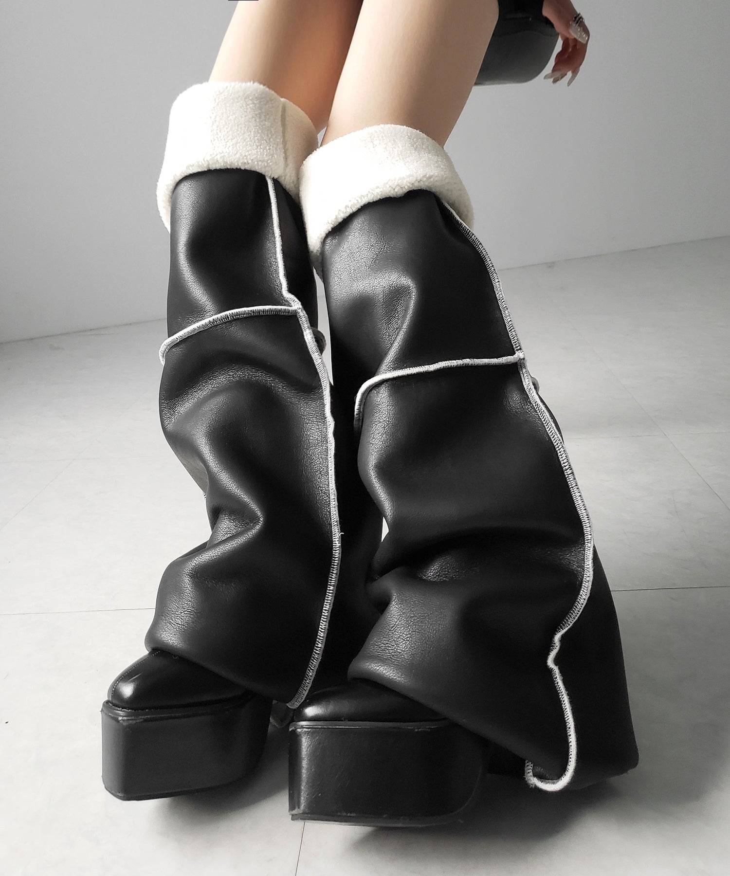 【 ニーハイにもなる2WAY 】ムートンフェイクレザールーズレッグカバー / mouton fake leather loose leg cover