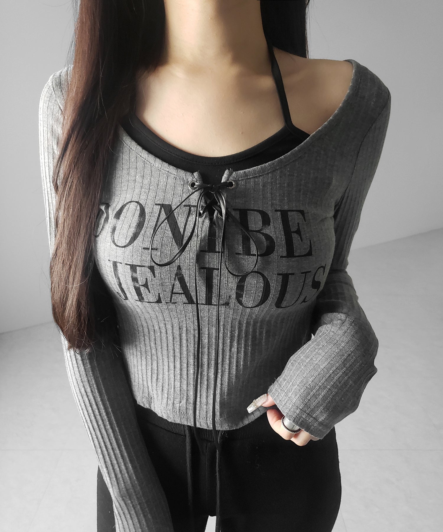 【 クロスネックにできる2WAY 】レースアップフェイクレイヤードロゴカットソートップス / laceup fake layered logo cutsew tops