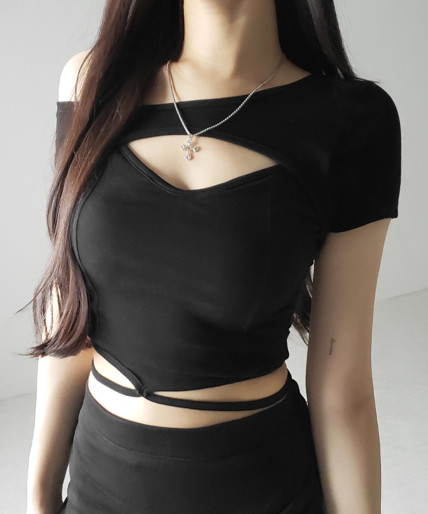 胸開きカットアウトクロスストラップワンショルダーTシャツ / open chest cutout cross strap one shoulder T-shirts