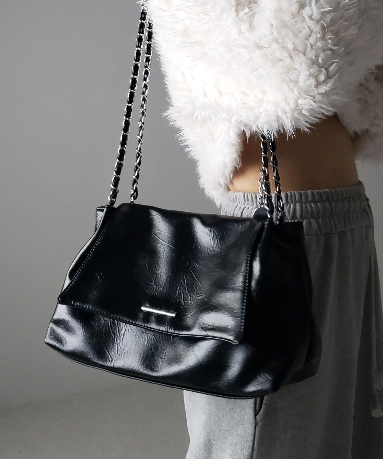 チェーンフェイクレザーフラップショルダーバッグ / chain fake leather flap shoulder bag