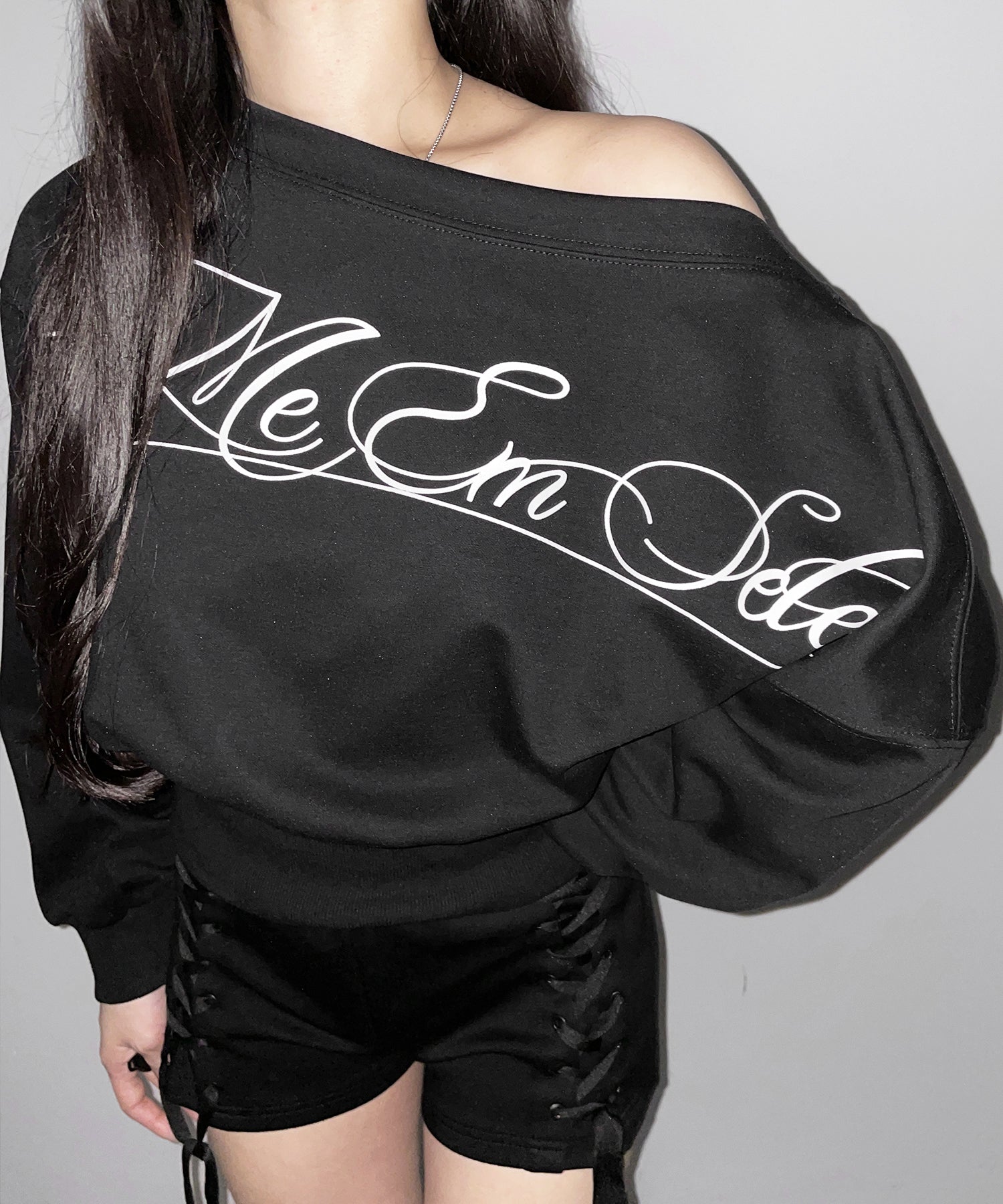 レタリングロゴワンショルショートスウェットライクトップス / lettering logo one-shoulder short sweatlike tops