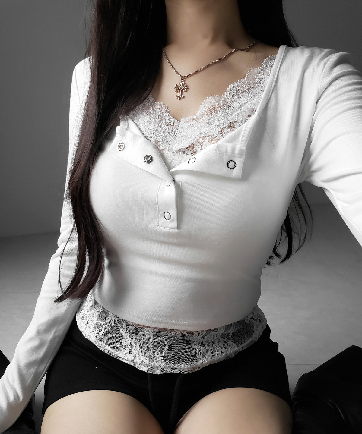 【 人気アイテムの長袖verが新登場! 】レースレイヤードヘンリーネックスクエア長袖Tシャツ / lace layered henley neck square long sleeve T-shirt