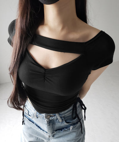 半袖クロスストラップリボンカットアウトオフショルトップス / short sleeve cross strap ribbon cutout offshoulder tops