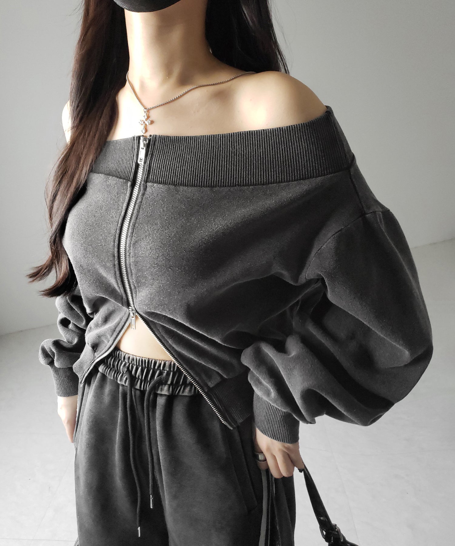 【 2color 】ダブルジップピグメントオフショルスウェットトップス / double zip pigment off shoulder sweat tops