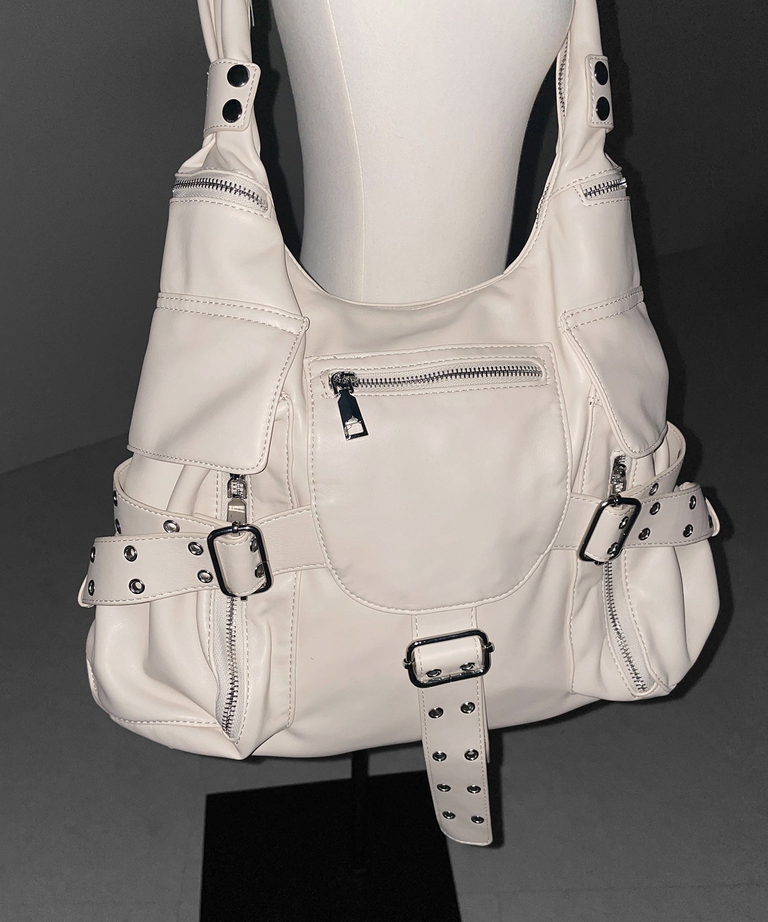 【 多ポケットで収納力抜群 】3連ベルテッド多ポケットフェイクレザーショルダーバッグ / Three belted multi pocket fake leather shoulder bag