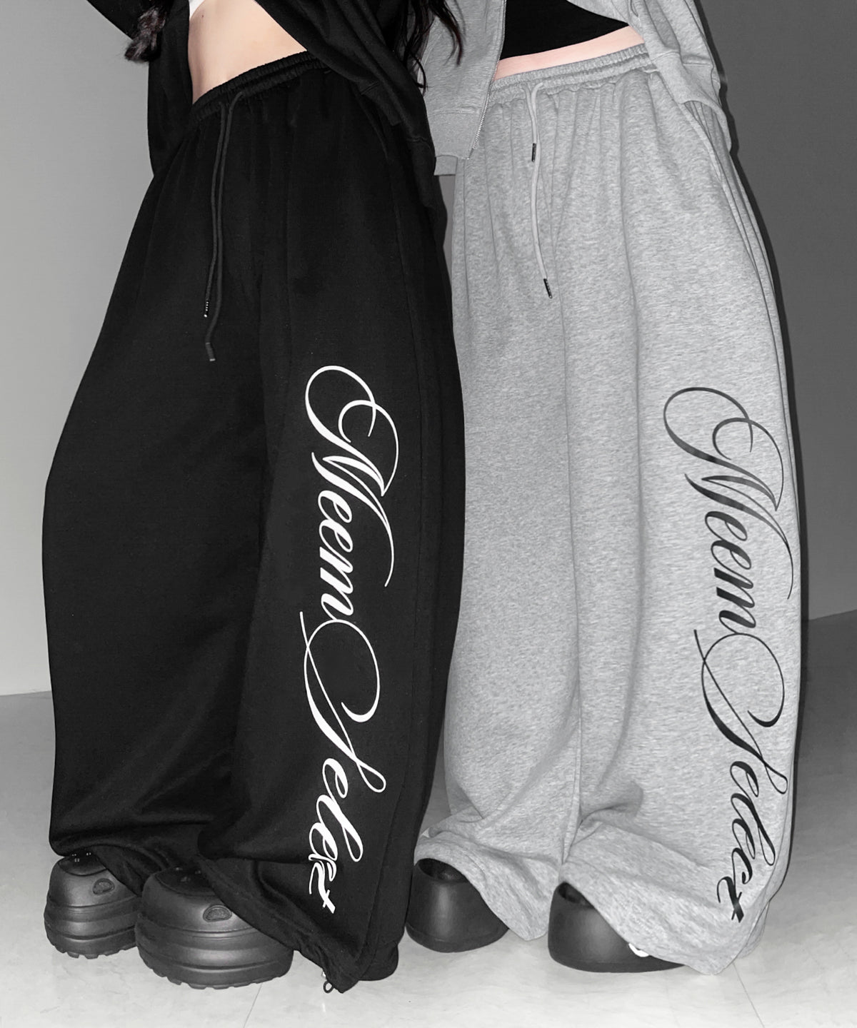 【 セットアップ可能 】レタリングロゴプリントワイドスウェットパンツ / lettering logo print wide sweat pants