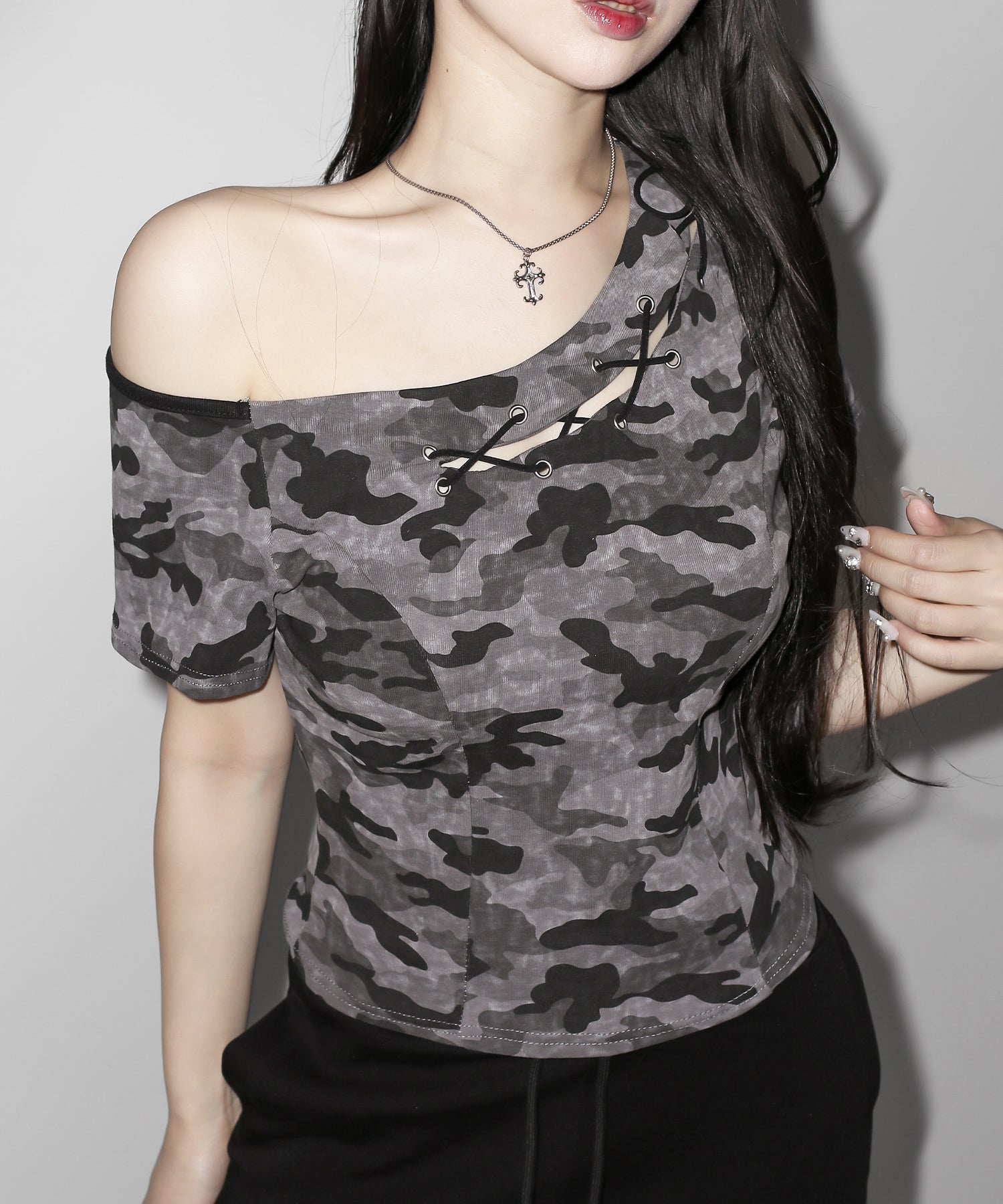 ヴィンテージカモフラカットアウトレースアップワンショルTシャツ / Vintage camouflage cutout laceup one shoulder T-shirt