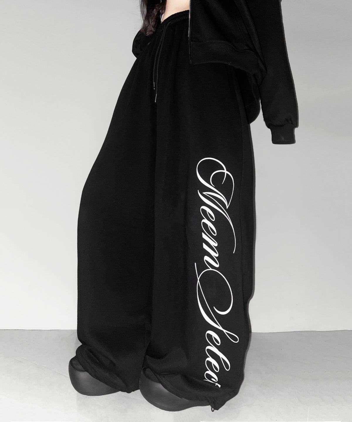 【 セットアップ可能 】レタリングロゴプリントワイドスウェットパンツ / lettering logo print wide sweat pants