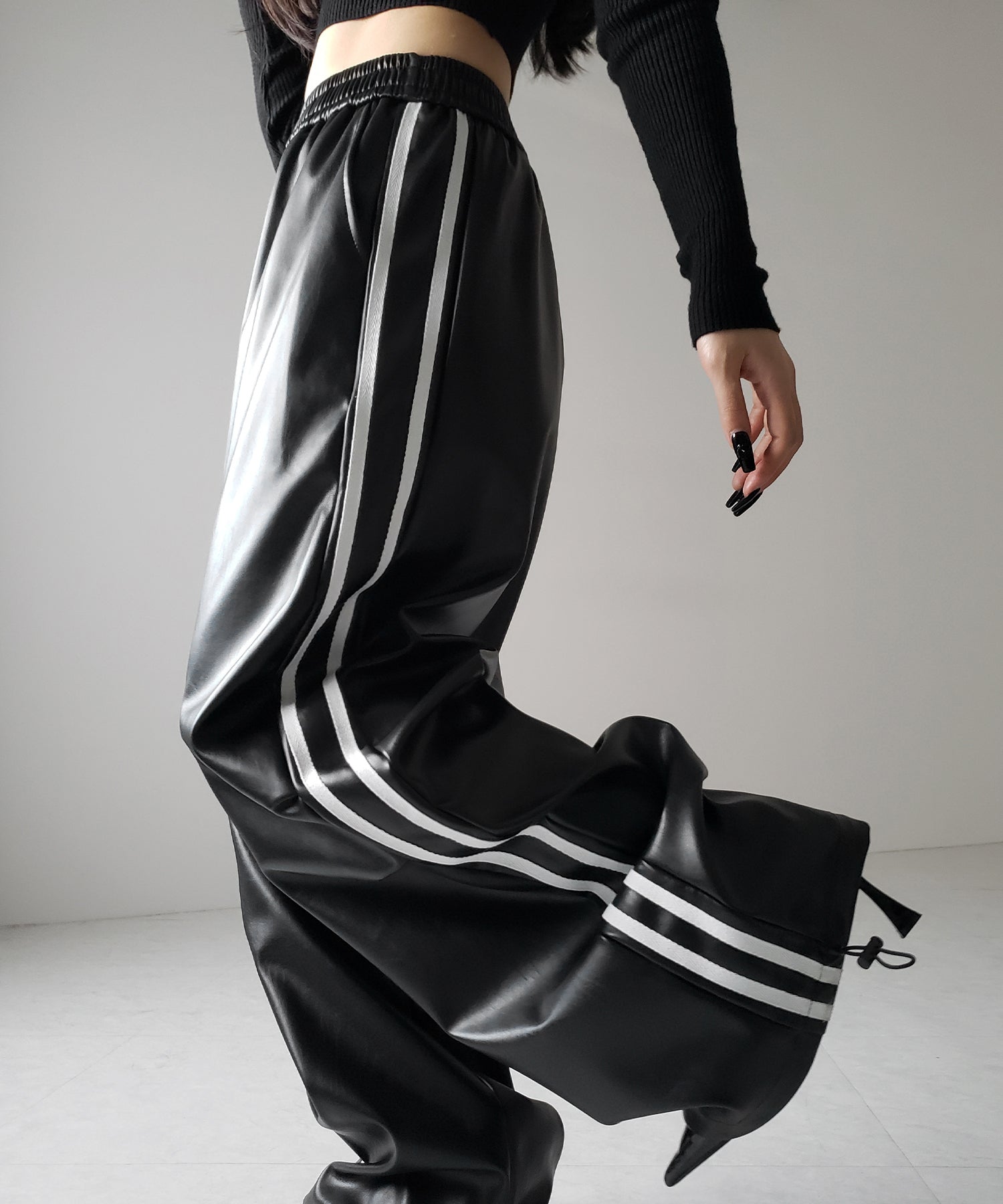 2WAY サイドラインフェイクレザーワイドパンツ / 2WAY Sideline fake leather wide pants