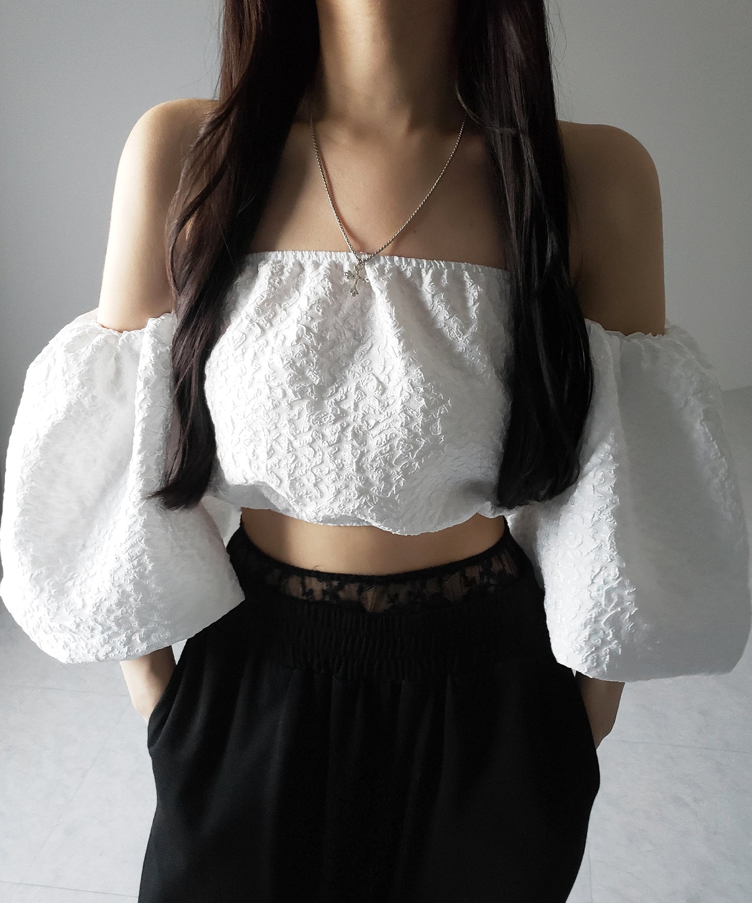 【 2color 】オフショルダーボリュームパフショートブラウス / off shoulder volume puff short blouse