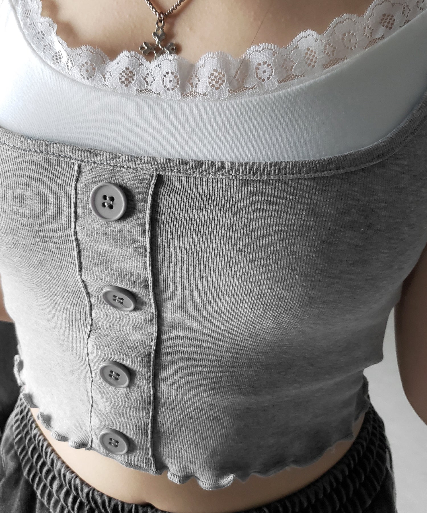 【 2点セット 】レイヤードレースキャミソール + スクエアネックフロントボタンTシャツ SET