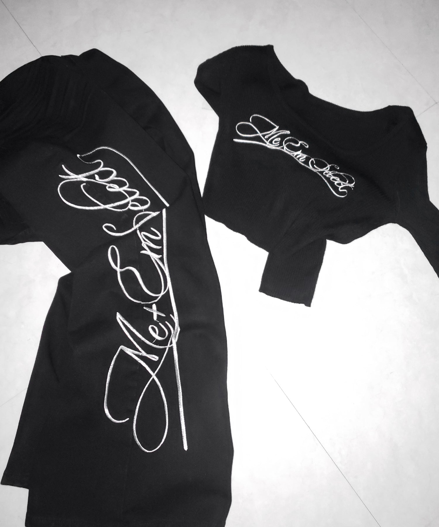 レタリングロゴ刺繍ハイウエストワイドブラックデニム / lettering logo embroidery high waist wide black denim