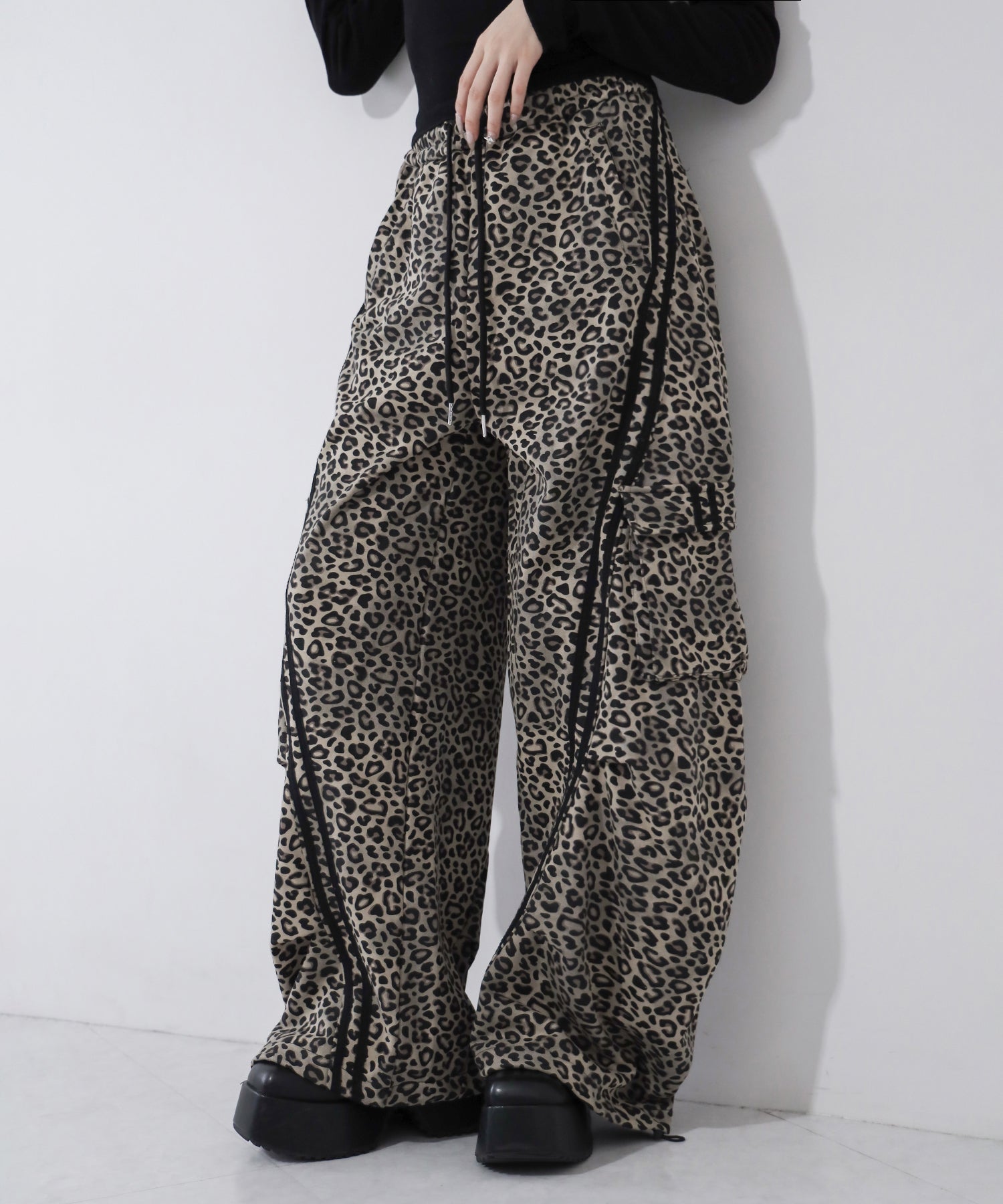 【 裾絞り可能2WAY 】レオパードヴィンテージサイドラインタックワイドスウェットパンツ / leopard vintage side line tuck wide sweatpants