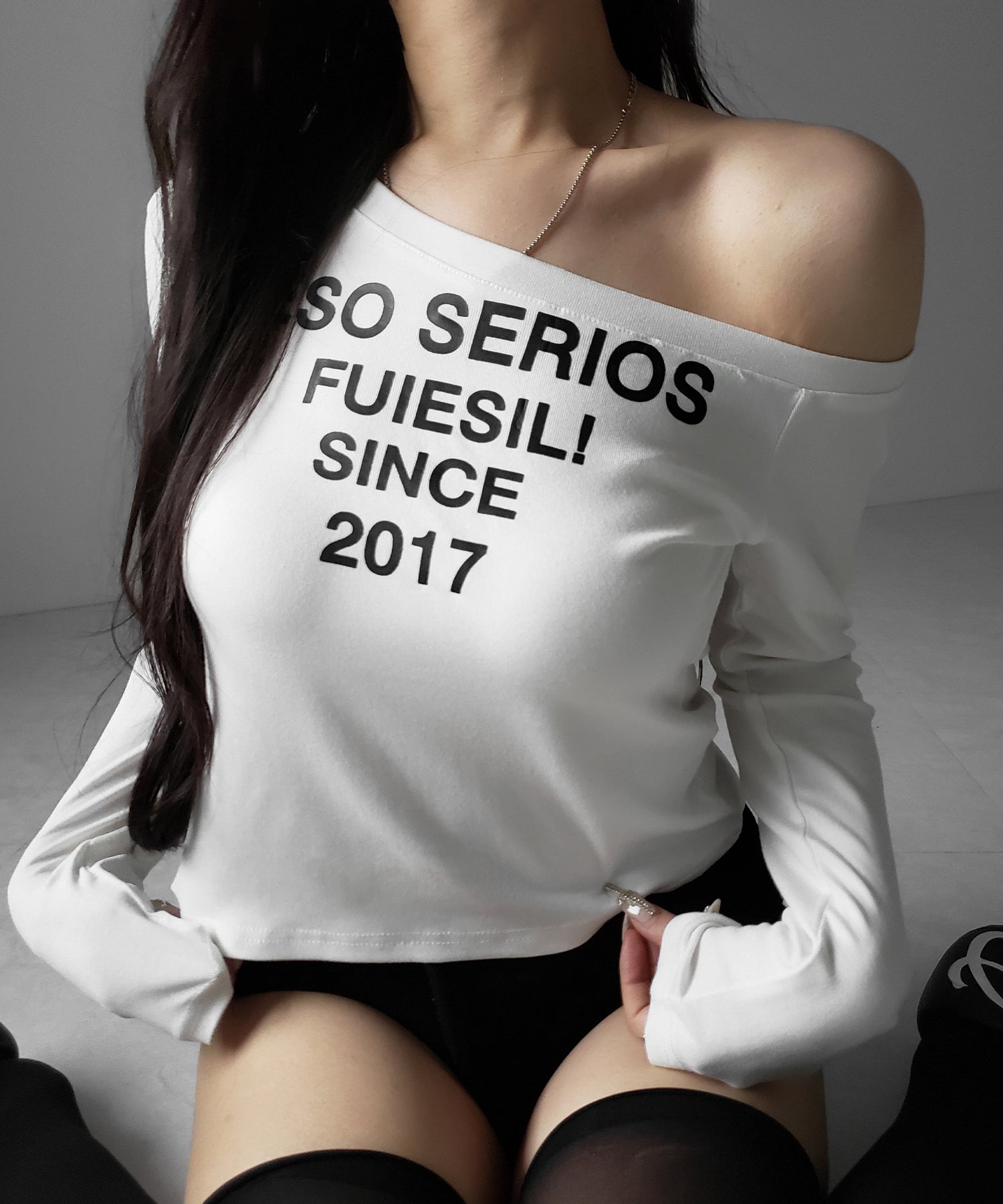 コンパクトロゴワンショルルーズロンT / compact logo one-Shoulder loose long-sleeve T-Shirt