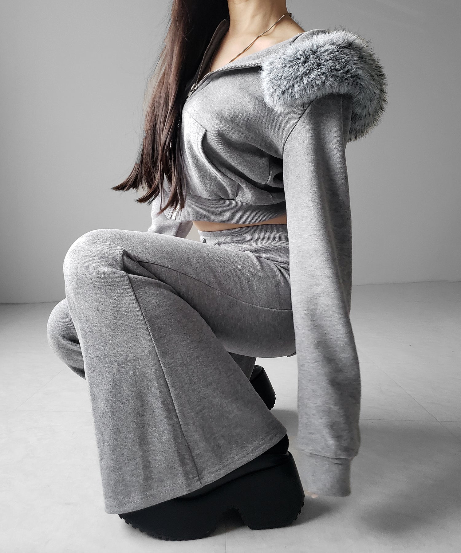【 セットアップ 】ファーフードショートパーカー&スウェットフレアパンツ / Fur short hoodie & sweat flare pants SETUP
