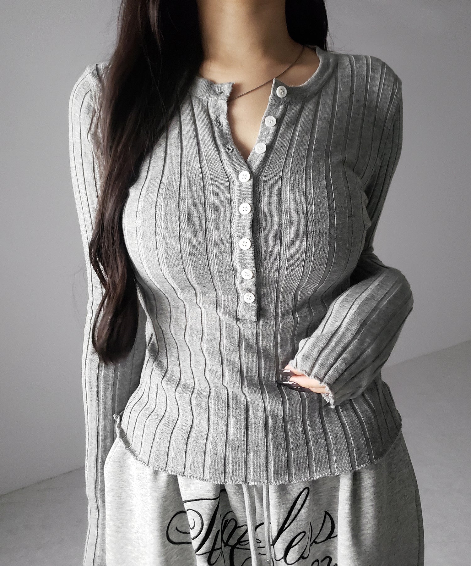 スリムフィットヘンリーネックリブトップス / slim fit henley neck ribbed tops