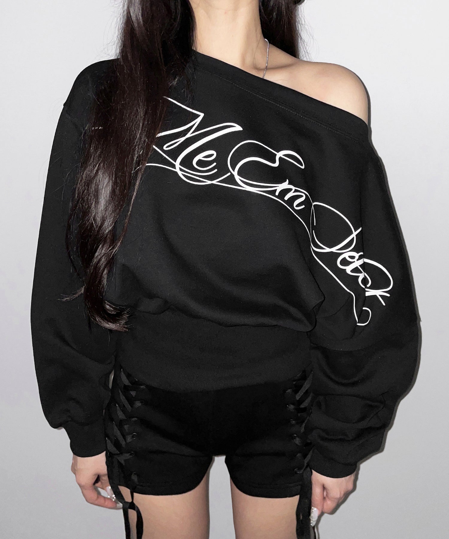 レタリングロゴワンショルショートスウェットライクトップス / lettering logo one-shoulder short sweatlike tops