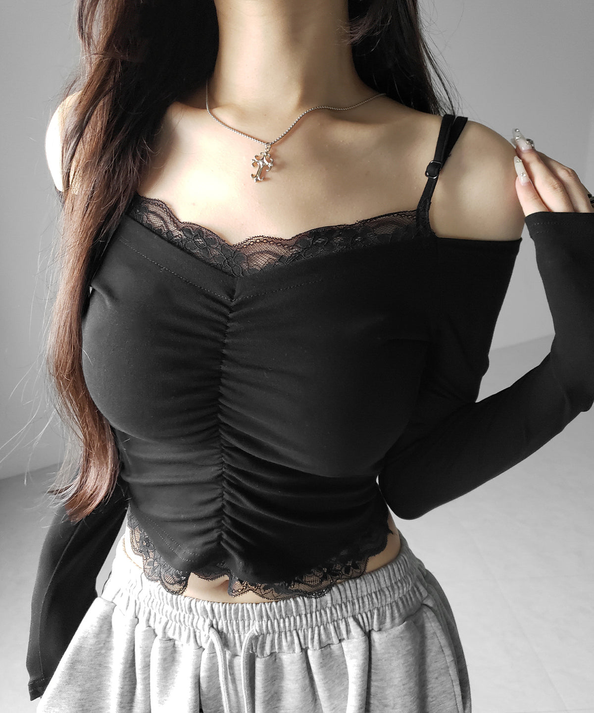レースレイヤードギャザーオフショル長袖Tシャツ / lace layered gather off-shoulder long-sleeved T-shirts