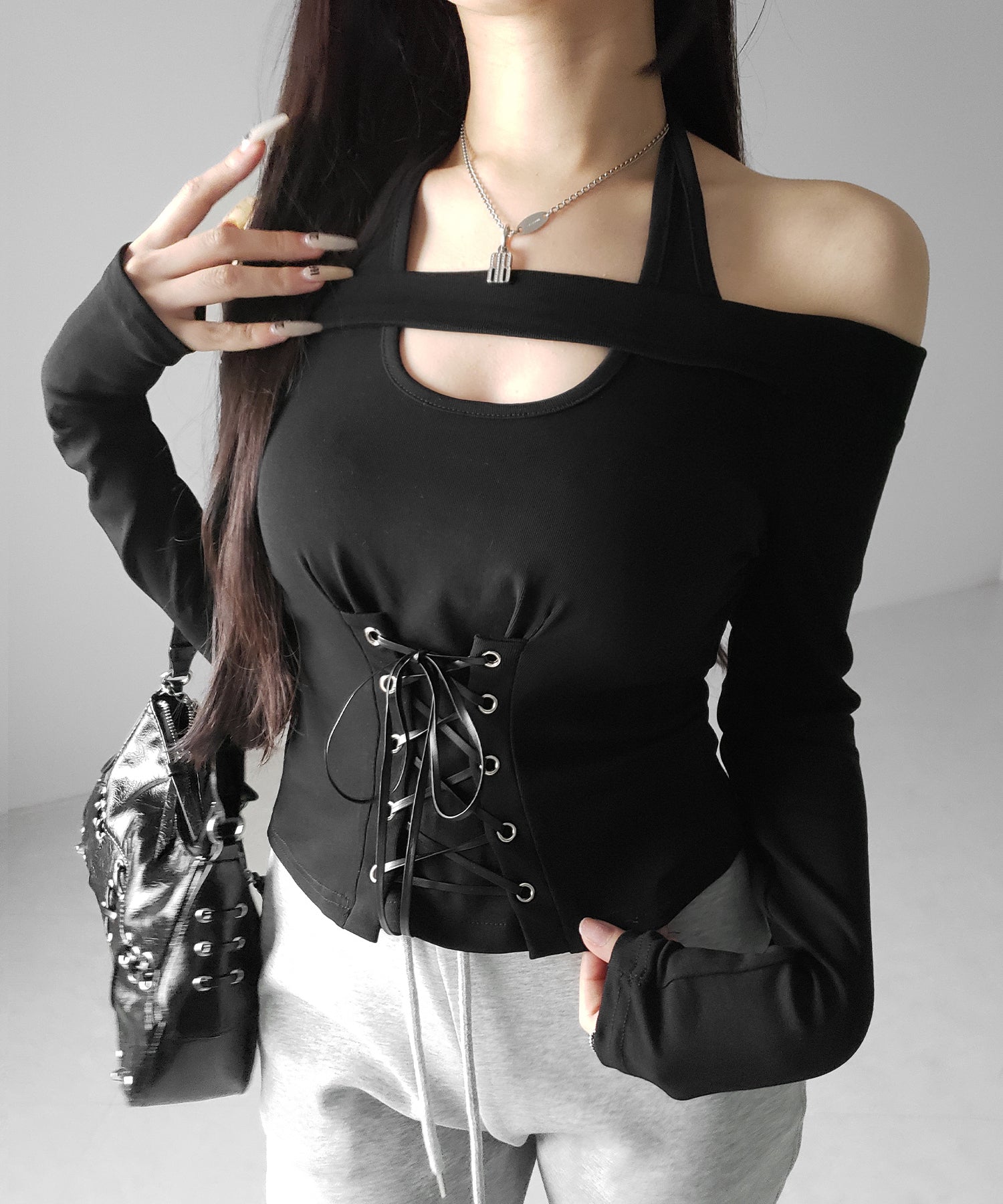 レースアップカットアウトホルターオフショルトップス / laceup cutout halter offshoulder tops