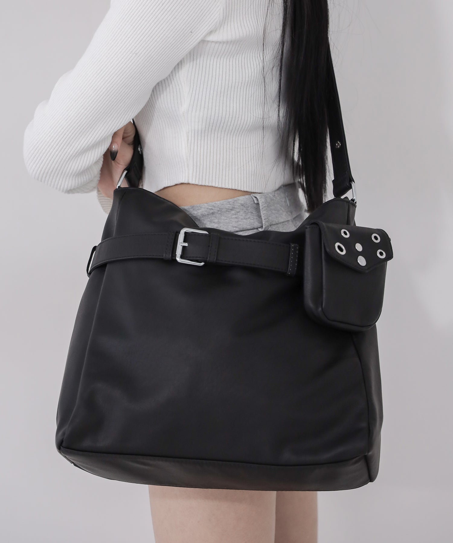 【 A4収納可 】ミニポーチ付きスタッズベルトヴィンテージフェイクレザーショルダーバッグ / mini poach SET studs belt vintage fake leather shoulder bag