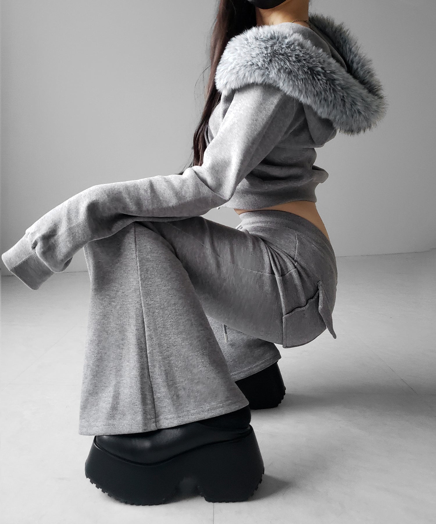 【 セットアップ 】ファーフードショートパーカー&スウェットフレアパンツ / Fur short hoodie & sweat flare pants SETUP