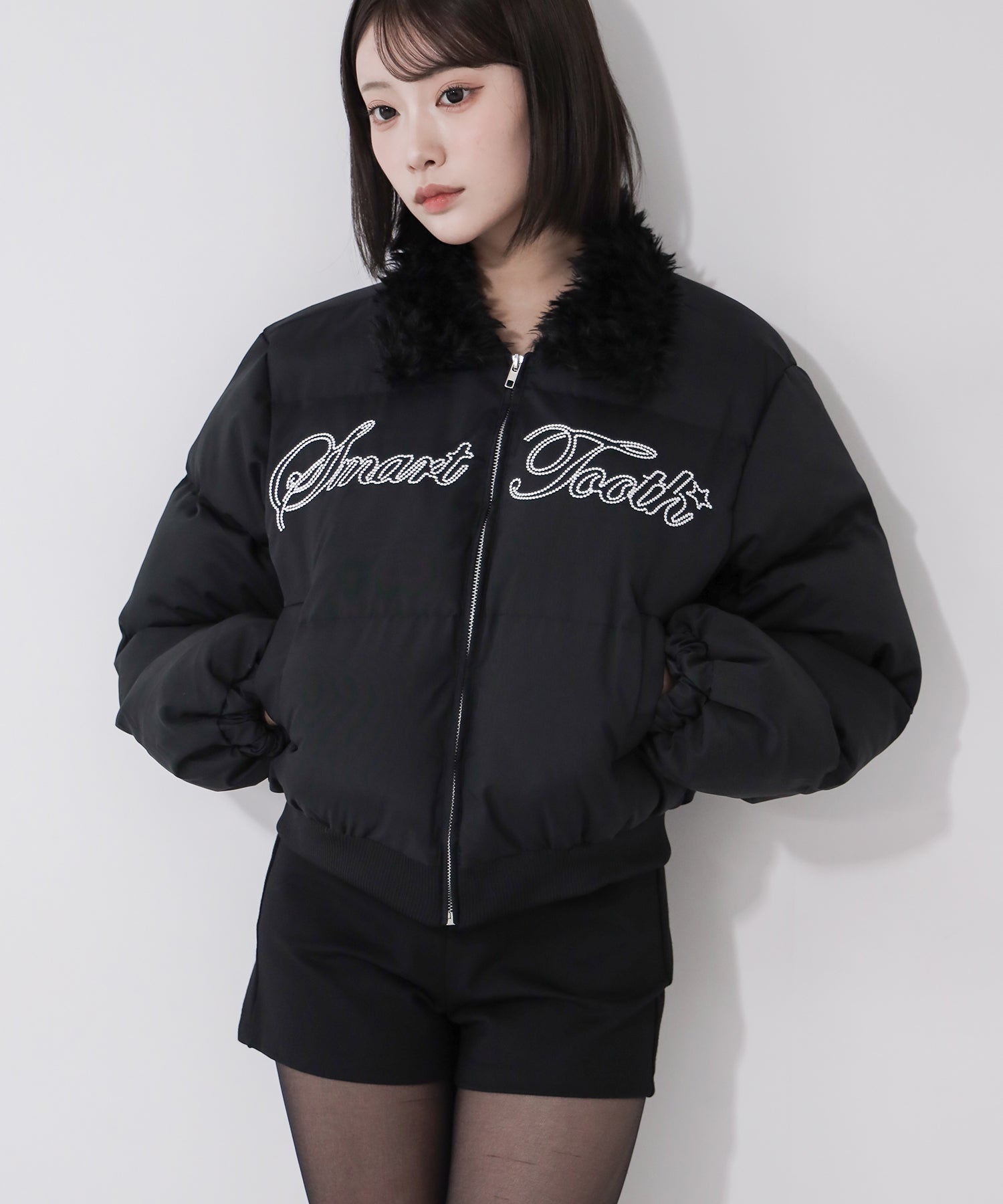 レタリングロゴ刺繍ショートパフダウンジャケット / lettering logo embroidery short puffer jacket