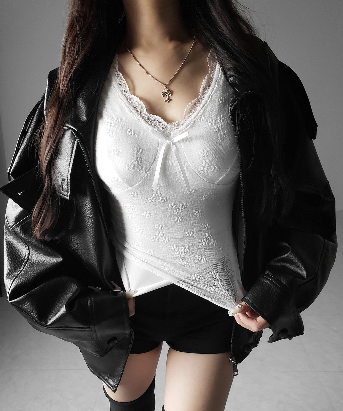 フロントリボンVネックレイヤードレーストップス / front ribbon v-neck layered lace tops