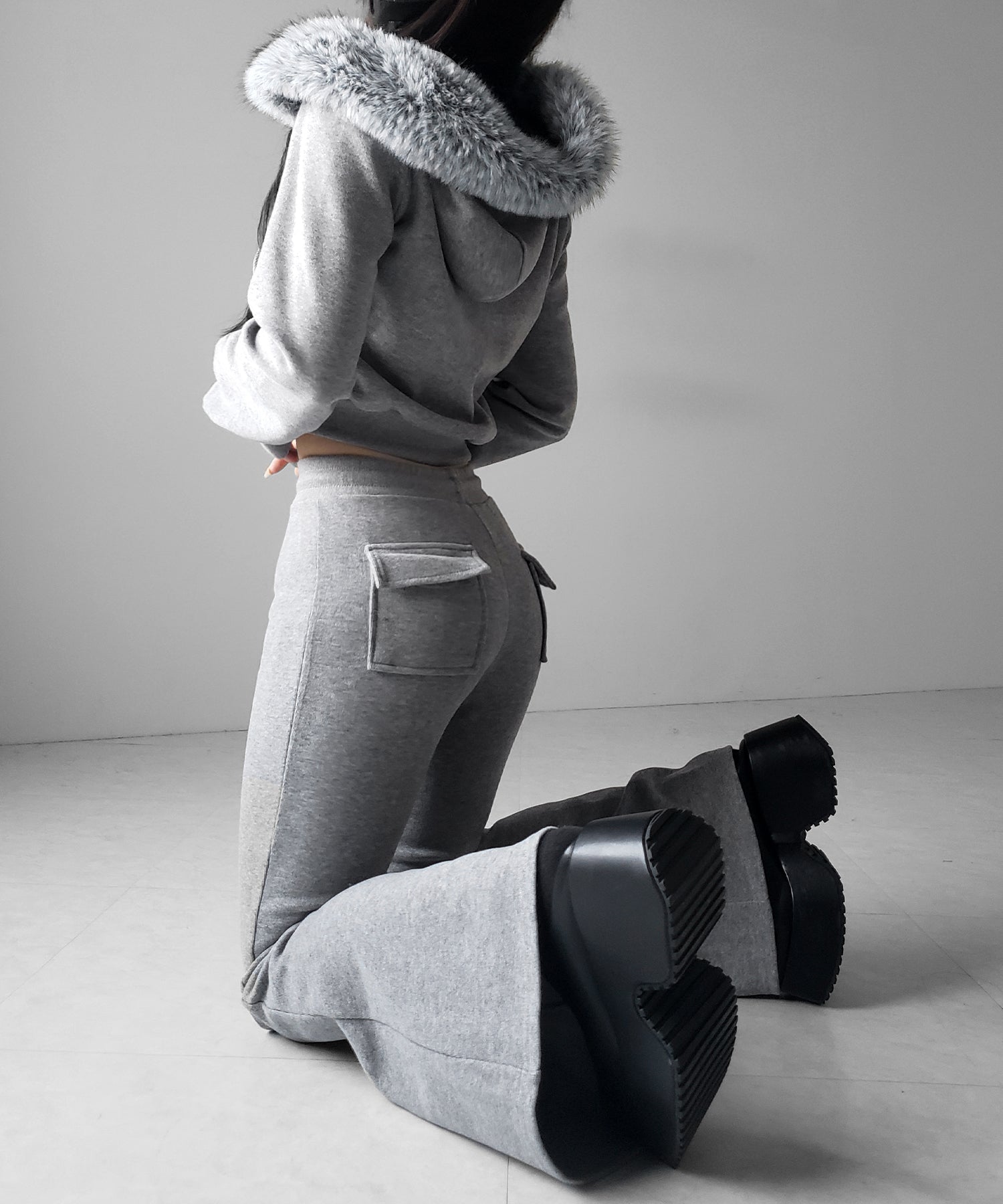 【 セットアップ 】ファーフードショートパーカー&スウェットフレアパンツ / Fur short hoodie & sweat flare pants SETUP