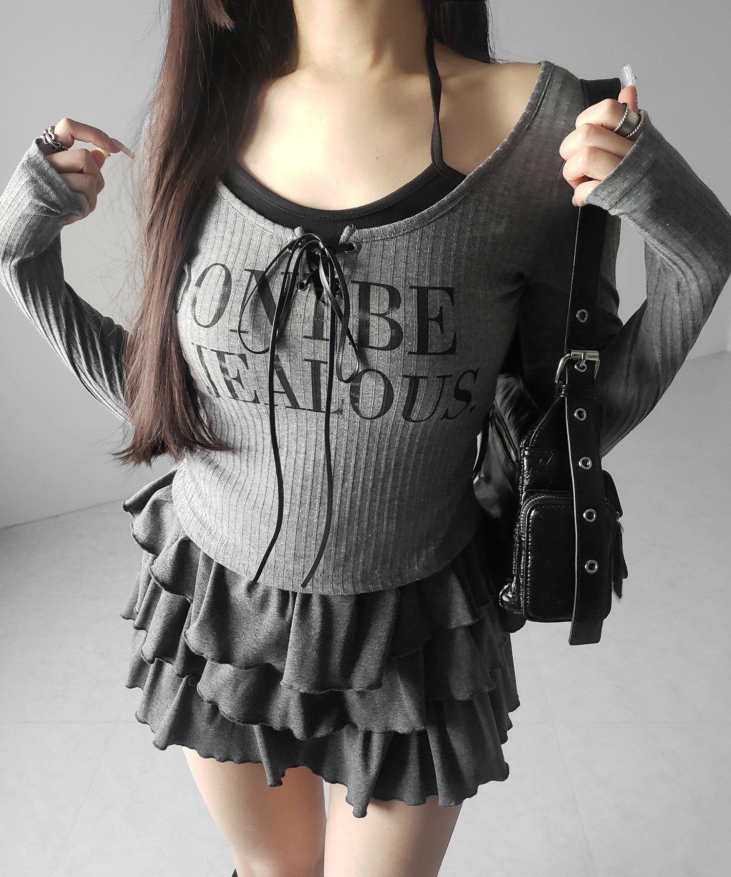 【 クロスネックにできる2WAY 】レースアップフェイクレイヤードロゴカットソートップス / laceup fake layered logo cutsew tops