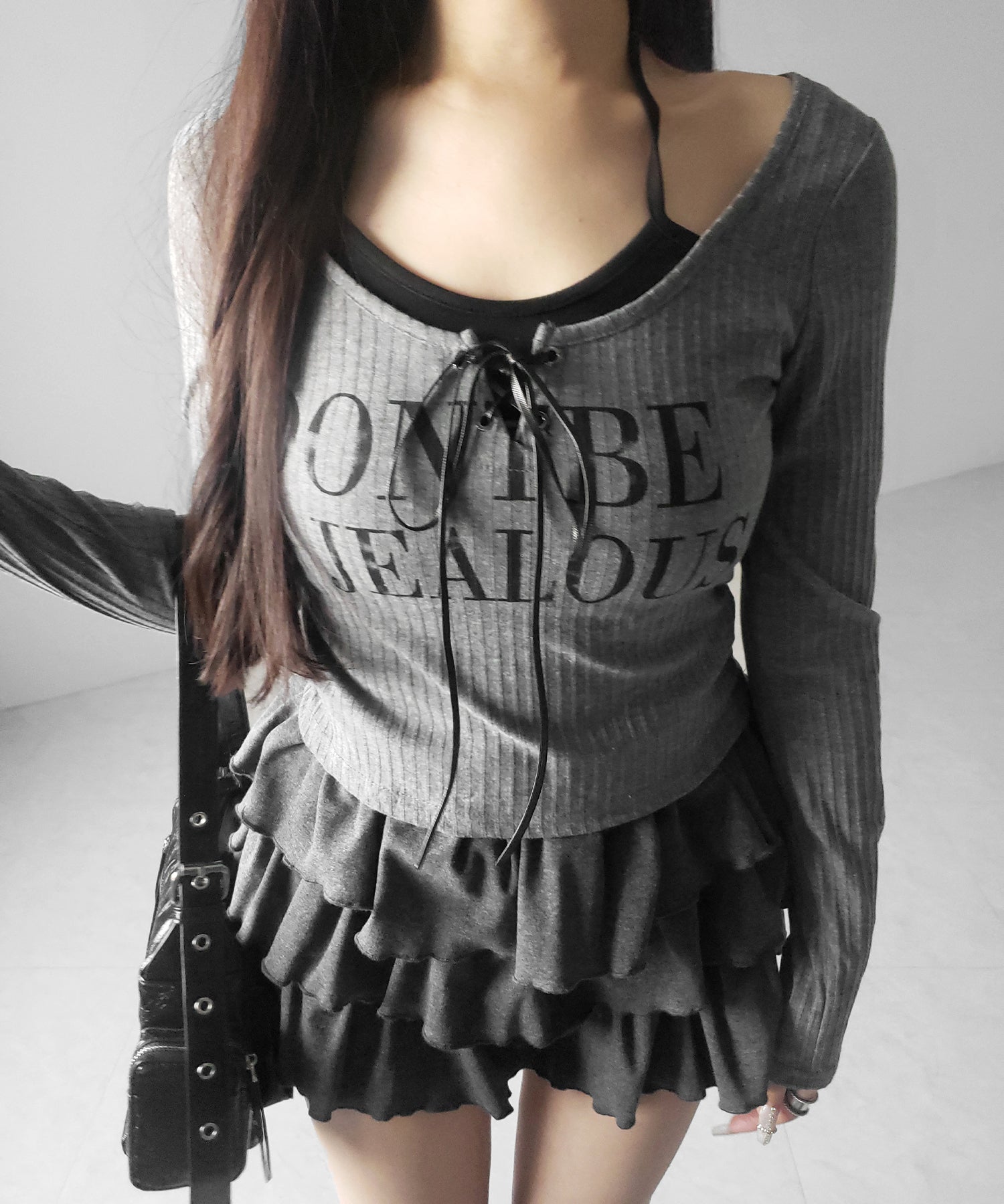 【 クロスネックにできる2WAY 】レースアップフェイクレイヤードロゴカットソートップス / laceup fake layered logo cutsew tops