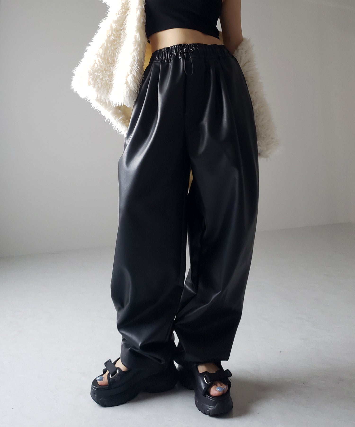 【 4size/2color 】ドロストフェイクレザーボリュームワイドパンツ