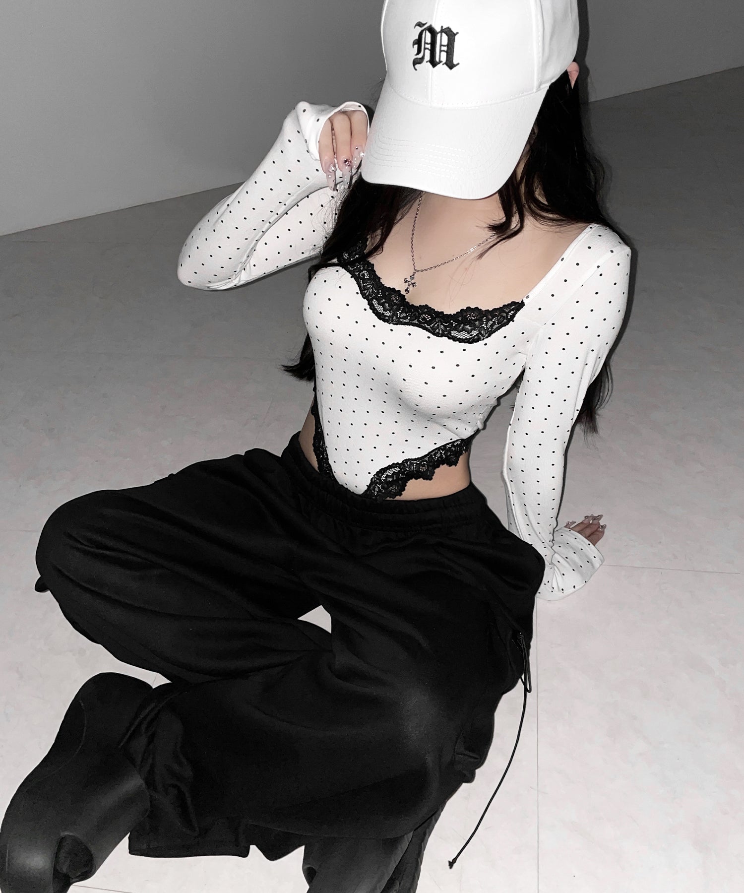 ドットカットアウトレースポイントボディスーツトップス /dot cutout lace point bodysuit tops